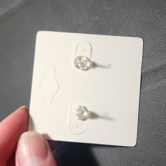 SOLD OUT NEW Bee earings with adorable pearl - Picture 8 of 8